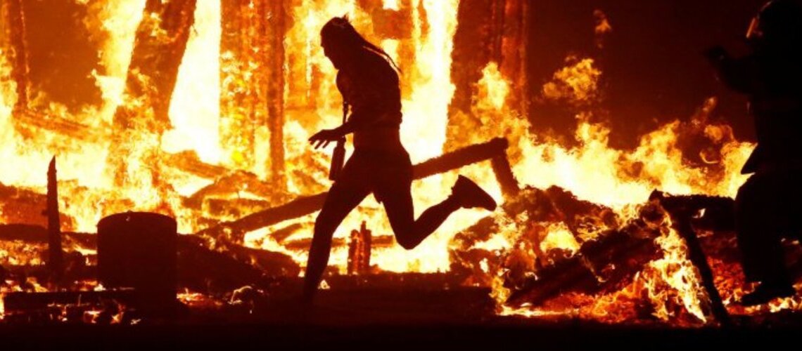  Death at Burning Man: man jumps into the fire